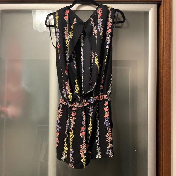 NWOT BCBG BCBGMAXAZRIA BLACK FLORAL ISLA HALTER ROMPER SIZE XS! - Picture 6 of 10